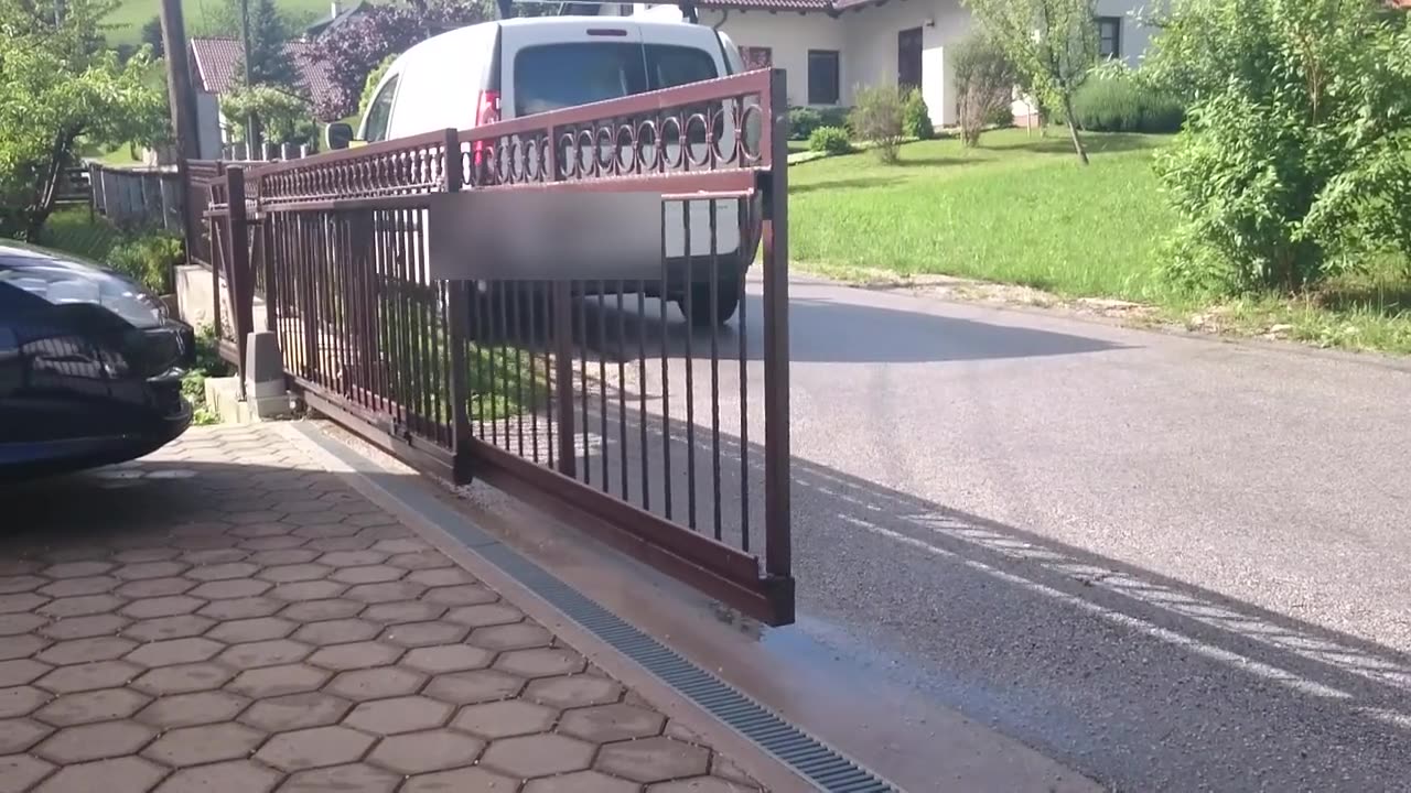 Drsna vrata s kovano ograjo