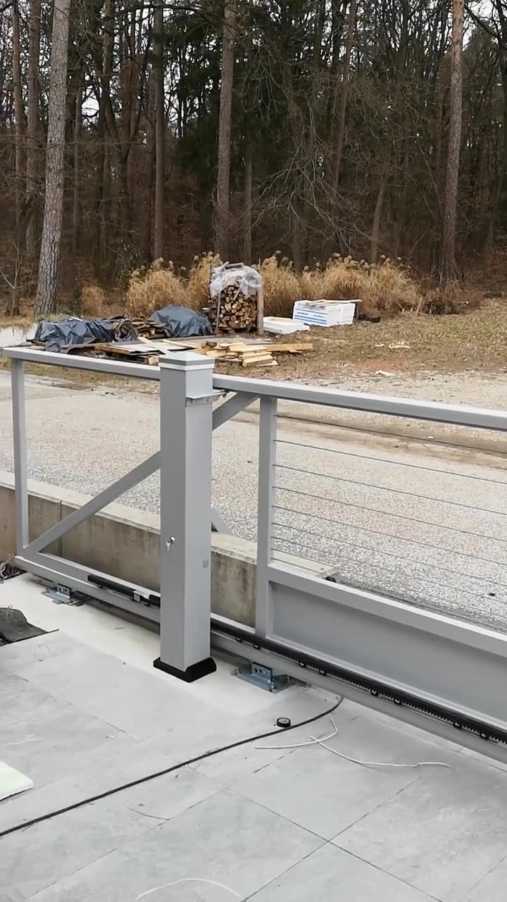Drsna vrata z zobniško tirnico