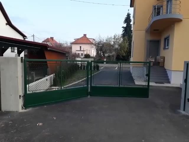 Dvokrilna zložljiva vrata, pogled z dvorišča